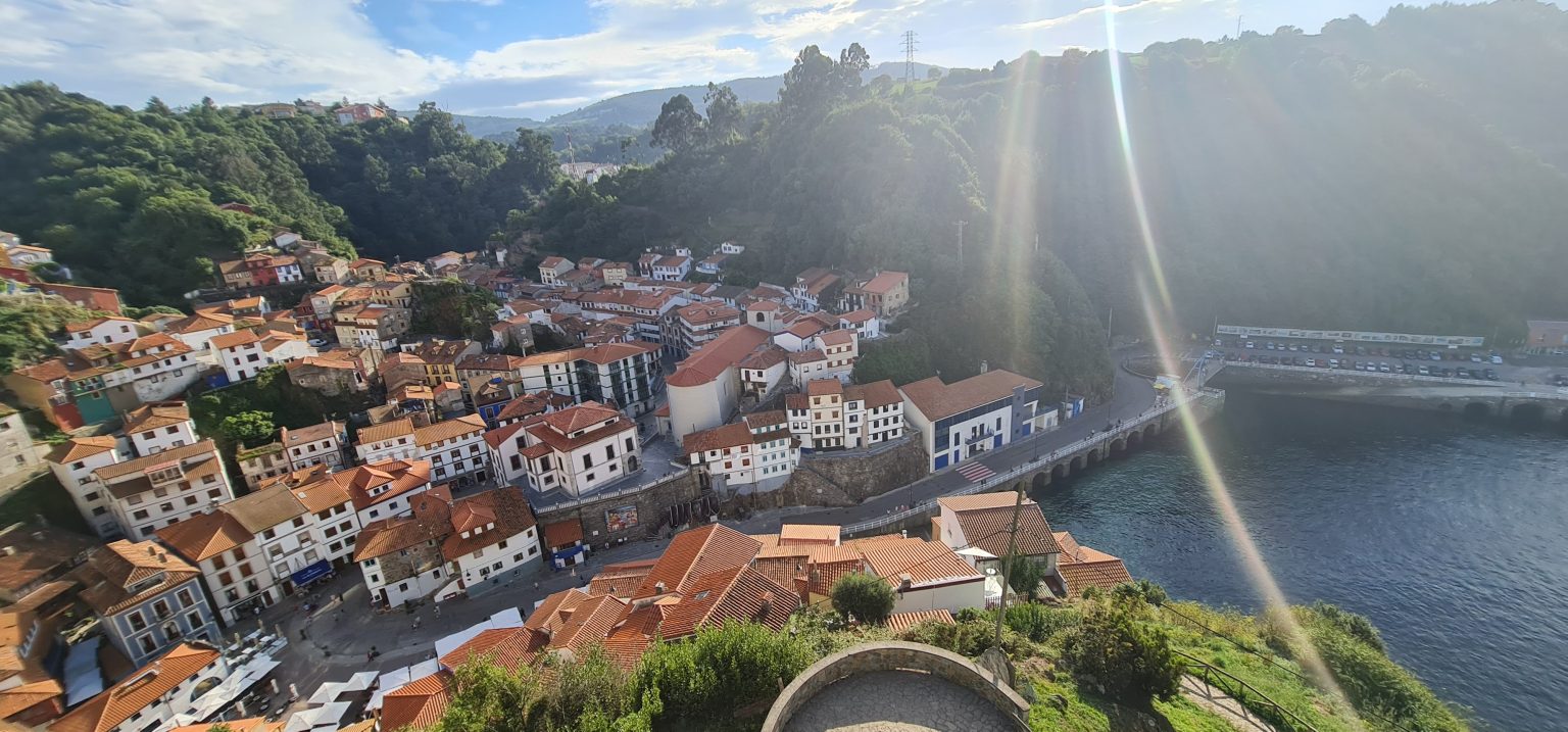 Vista desde el mirador de Cudillero incluyendo el puerto de Cudillero