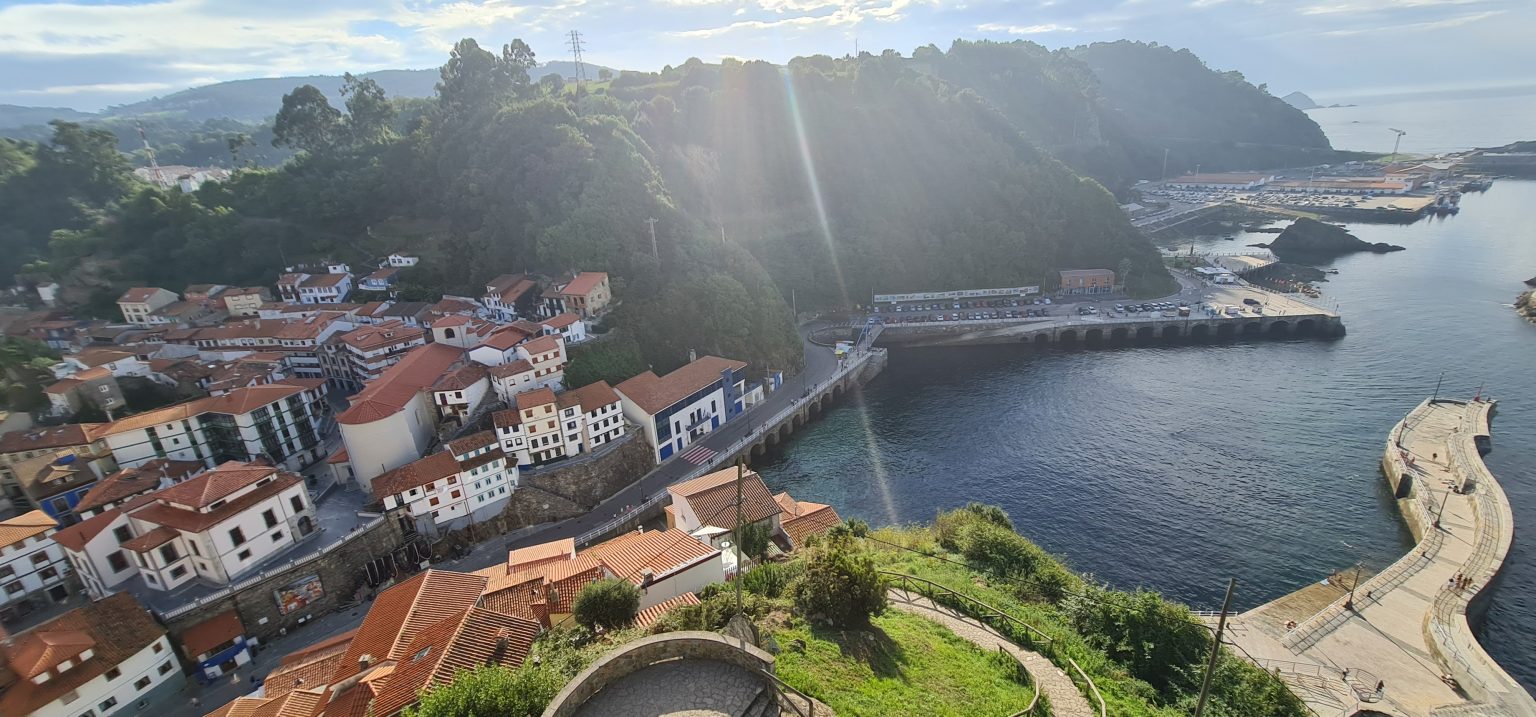 Vista desde el mirador de Cudillero incluyendo el puerto de Cudillero